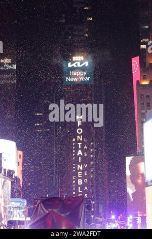 Time Square, New York, USA, 01 gennaio 2024 - migliaia di festaioli fanno il tifo per l'inizio del 2024 a Times Square di New York City oggi a New York City. Foto: Giada Papini Rampelotto/EuropaNewswire solo per uso editoriale. Non per USO commerciale! Foto Stock