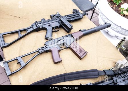 Fucili d'assalto moderni russi automatici e silenziosi. Armi tattiche Foto Stock