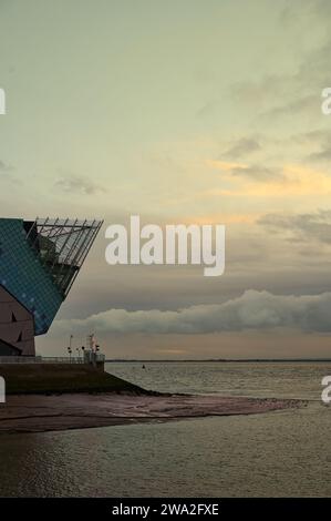 L'edificio profondo a Hull con il fiume Humber e il cielo nuvoloso nel tardo pomeriggio Foto Stock