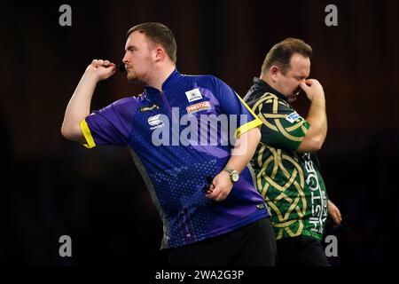 Luke Littler in azione contro Brendan Dolan (non nella foto) il giorno quattordicesimo del Paddy Power World Darts Championship ad Alexandra Palace, Londra. Data immagine: Lunedì 1 gennaio 2024. Foto Stock