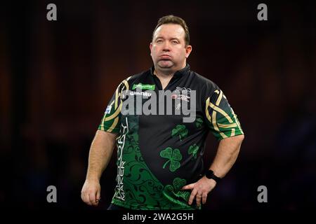 Brendan Dolan in azione contro Luke Littler (non nella foto) il giorno quattordicesimo del Paddy Power World Darts Championship ad Alexandra Palace, Londra. Data immagine: Lunedì 1 gennaio 2024. Foto Stock