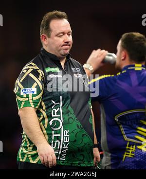 Brendan Dolan in azione contro Luke Littler (non nella foto) il giorno quattordicesimo del Paddy Power World Darts Championship ad Alexandra Palace, Londra. Data immagine: Lunedì 1 gennaio 2024. Foto Stock