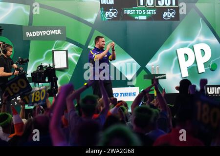 Luke Littler celebra la vittoria su Brendan Dolan (non nella foto) nel giorno quattordicesimo del Paddy Power World Darts Championship all'Alexandra Palace di Londra. Data immagine: Lunedì 1 gennaio 2024. Foto Stock