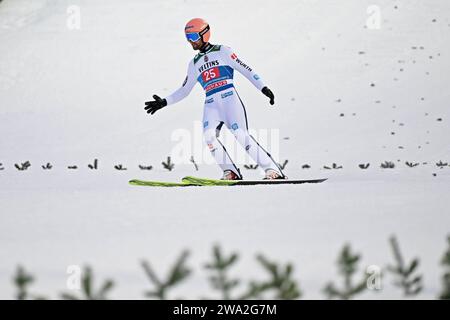 Garmisch Partenkirchen, Germania. 1 gennaio 2024. Sci nordico, salto con gli sci, Coppa del mondo, torneo Four Hills, grande collina, uomini: Pius Paschke (Germania) sbarco. Credito: Angelika Warmuth/dpa/Alamy Live News Foto Stock