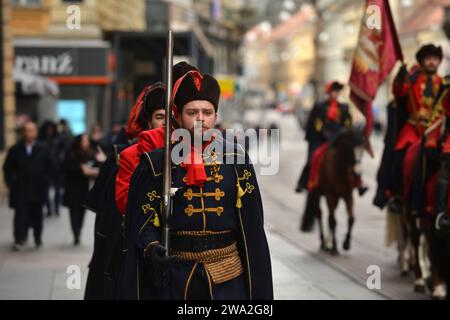 Zagabria, Croazia. 1 gennaio 2024. I soldati in uniformi militari tradizionali arrivano a Ban Josip Jelacic Square durante un tradizionale cambio di Capodanno di una guardia del reggimento Cravat a Zagabria, in Croazia, il 1° gennaio 2024. Foto: Josip Mikacic/PIXSELL credito: Pixsell/Alamy Live News Foto Stock