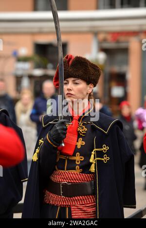 Zagabria, Croazia. 1 gennaio 2024. Donna in uniformi militari tradizionali durante il tradizionale cambio di Capodanno di una guardia del reggimento Cravat a Ban Josip Jelacic Square a Zagabria, Croazia, il 1° gennaio 2024. Foto: Josip Mikacic/PIXSELL credito: Pixsell/Alamy Live News Foto Stock