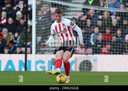 Sunderland lunedì 1 gennaio 2024. Daniel Ballard di Sunderland durante la partita per lo Sky Bet Championship tra Sunderland e Preston North End allo Stadium of Light, Sunderland lunedì 1 gennaio 2024. (Foto: Michael driver | mi News) crediti: MI News & Sport /Alamy Live News Foto Stock