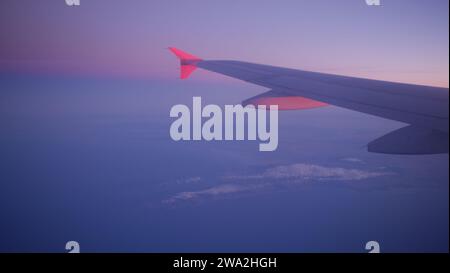 Punta di un'ala durante il tramonto sull'africa Foto Stock
