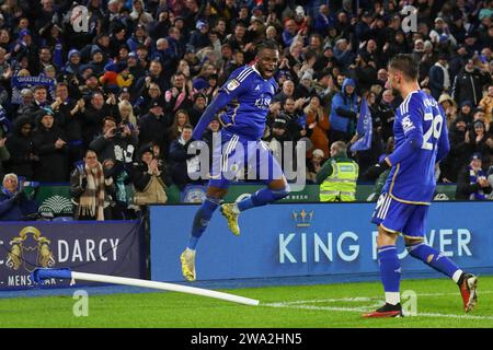 Leicester, Regno Unito. 1 gennaio 2024. Stephy Mavididi di Leicester City celebra il suo obiettivo di raggiungere il 4-1 durante la partita del campionato Sky Bet Leicester City vs Huddersfield Town al King Power Stadium, Leicester, Regno Unito, il 1° gennaio 2024 (foto di Gareth Evans/News Images) a Leicester, Regno Unito il 1° gennaio 2024. (Foto di Gareth Evans/News Images/Sipa USA) credito: SIPA USA/Alamy Live News Foto Stock