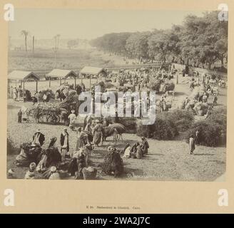 Veemarkt a Gezirah, Cairo, 1888 - 1895 Fotografia parte di un gruppo di foto raccolte dal fotografo Richard Polak durante il viaggio. Questa foto è stata esposta insieme ad altre foto raccolte durante i suoi viaggi presso la Rotterdam Kunstkring (1895), Arti e Amicitiae ad Amsterdam (1897-1898?) E Societeit 't Collegie a Kampen (data per il momento sconosciuta). Giornale del Cairo. Mercato di stampa Gezirah con albumi di cartone Foto Stock