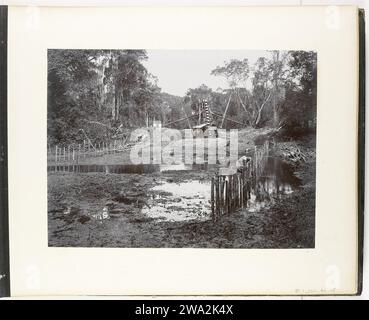 Veduta del fiume con il mulino di dragaggio a Laboe-Dalam, Sumatra (dredgedmaschine Laboe Dalam), Carl J. Kleingrotheke, c. 1885 - 1900 Fotografia del lavoro di dragaggio del Deli Maatschappij sulla compagnia di tabacco Loeboe-Dalam a Beneden-Langkat, sulla costa orientale di Sumatra. Parte dell'album fotografico di Sumatra di Paul e Lucie Sandel del del 1900. Supporto fotografico Sumatra Sumatra Foto Stock