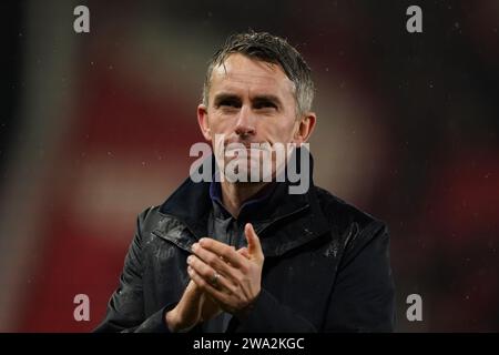 Il manager dell'Ipswich Town Kieran McKenna applaude i tifosi dopo il fischio finale della partita del campionato Sky Bet allo Stadio Bet365, Stoke-on-Trent. Data immagine: Lunedì 1 gennaio 2024. Foto Stock