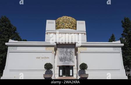 VIENNA, AUSTRIA - CIRCA 2022: Secessione di Wiener di Olbrich circa 1897, Der Zeit Ihre Kunst Der Kunst Ihre Freiheit Ver Sacrum Translation to Every Age Foto Stock