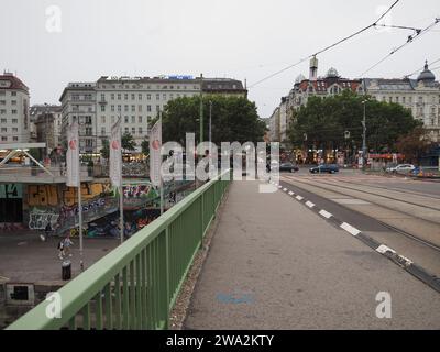 VIENNA, AUSTRIA - CIRCA AGOSTO 2022: Vista della città di Vienna dal ponte sul canale del Danubio Foto Stock