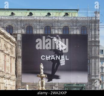 VIENNA, AUSTRIA - SETTEMBRE 2022 CIRCA: Chanel Billboard Foto Stock