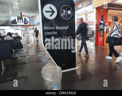 CASELLE, ITALIA - CIRCA GIUGNO 2022: Uscita ritiro bagagli Ritiro Bagagli Uscita Translation Foto Stock