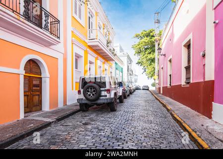La città vecchia di San Juan con case colorate e strade acciottolate. Foto Stock