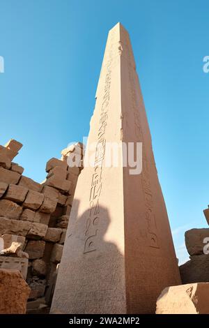 Luxor, Egitto - 2 gennaio 2024: Obelisco della regina Hapshetsut nel tempio di Karnak Foto Stock