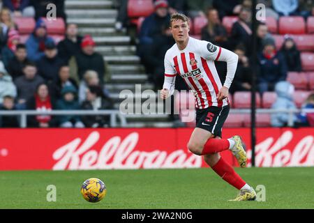 Sunderland lunedì 1 gennaio 2024. Daniel Ballard di Sunderland durante la partita per lo Sky Bet Championship tra Sunderland e Preston North End allo Stadium of Light, Sunderland lunedì 1 gennaio 2024. (Foto: Michael driver | mi News) crediti: MI News & Sport /Alamy Live News Foto Stock