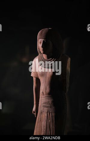 Cairo, Egitto - 2 gennaio 2024: Statua tailandese, XVIII dinastia, scriba reale e sorvegliante Amenofi III, nel Museo Egizio Foto Stock