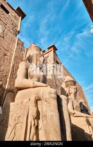 Luxor, Egitto - dicembre 26 2023: Ingresso principale al Tempio di Luxor, primo pilone con obelisco e statue di Ramses II Foto Stock