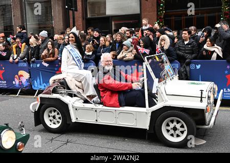 Londra, Regno Unito. 1 gennaio 2024. Madeleine Wahdan di Miss Great Britain 2023/24 partecipa alla parata annuale di Capodanno di Londra con centinaia di carri nel centro di londra, nel Regno Unito. Credito: Vedere li/Picture Capital/Alamy Live News Foto Stock