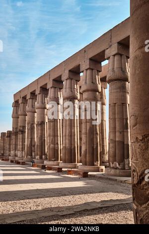 Luxor, Egitto - dicembre 26 2023: Colonne del Tempio di Luxor, un grande tempio egizio antico, sponda orientale del Nilo Foto Stock