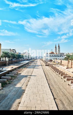 Luxor, Egitto - dicembre 26 2023: Strada delle sfingi tra Luxor e il Tempio di Karnak, complessi di templi antichi egizi situati sulla riva orientale Foto Stock