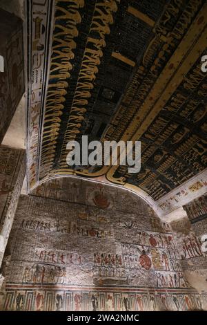 Luxor, Egitto - 2 gennaio 2024: Geroglifici colorati sul muro nella Tomba di Ramses V e Ramses vi, KV9, Valle dei Re Foto Stock