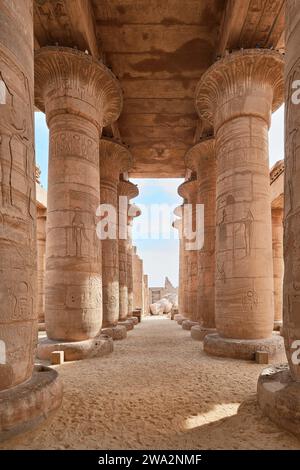 Luxor, Egitto - dicembre 2023: Il Ramesseum è il tempio commemorativo o tempio mortuario del faraone Ramses II Si trova nella necropoli di Tebe Foto Stock