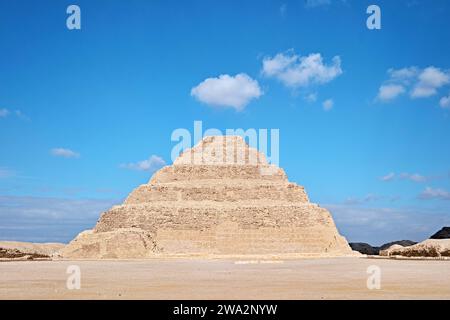 Saqqara, Egitto - 2 gennaio 2024: La piramide di Djoser (o Djeser e Zoser), o piramide a gradoni nella necropoli di Saqqara Foto Stock