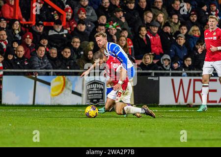 Wrexham lunedì 1 gennaio 2024. Elliot Newby di Barrow si imbatte con Elliot Lee di Wrexham durante il match Sky Bet League 2 tra Wrexham e Barrow all'GlyndÅµr University Racecourse Stadium di Wrexham lunedì 1 gennaio 2024. (Foto: Ian Charles | mi News) crediti: MI News & Sport /Alamy Live News Foto Stock