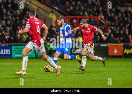 Wrexham lunedì 1 gennaio 2024. Elliot Lee di Wrexham affronta Sam Foley di Barrow durante la partita di Sky Bet League 2 tra Wrexham e Barrow al GlyndÅµr University Racecourse Stadium di Wrexham lunedì 1 gennaio 2024. (Foto: Ian Charles | mi News) crediti: MI News & Sport /Alamy Live News Foto Stock