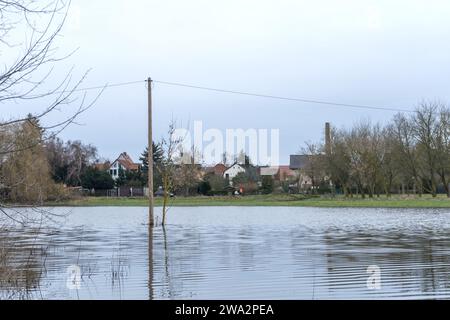 Prati inondati dall'inondazione del 2023 in Sassonia-Anhalt, Germania Foto Stock