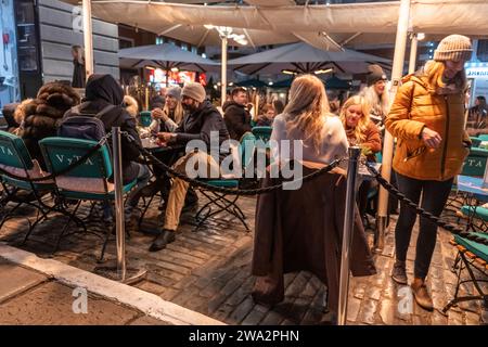 La gente si diverte a cenare in un ristorante all'aperto nel centro di Londra nel Regno Unito Foto Stock