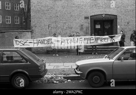 Oberstufenzentrum OSZ Handel während der Friedenswoche gegen den Nachrüstungsbeschluss und gegen die Stationierung von Pershing II und SS20, 20.10.1983, West-Berlin, Kreuzberg *** Centro superiore OSZ Handel durante la settimana di pace contro la decisione di riarmo e contro lo stazionamento di Pershing II e SS20, 20 10 1983, Berlino Ovest, Kreuzberg Foto Stock