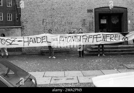 Oberstufenzentrum OSZ Handel während der Friedenswoche gegen den Nachrüstungsbeschluss und gegen die Stationierung von Pershing II und SS20, 20.10.1983, West-Berlin, Kreuzberg *** Centro superiore OSZ Handel durante la settimana di pace contro la decisione di riarmo e contro lo stazionamento di Pershing II e SS20, 20 10 1983, Berlino Ovest, Kreuzberg Foto Stock