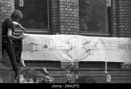 Oberstufenzentrum OSZ Handel während der Friedenswoche gegen den Nachrüstungsbeschluss und gegen die Stationierung von Pershing II und SS20, 20.10.1983, West-Berlin, Kreuzberg *** Centro superiore OSZ Handel durante la settimana di pace contro la decisione di riarmo e contro lo stazionamento di Pershing II e SS20, 20 10 1983, Berlino Ovest, Kreuzberg Foto Stock