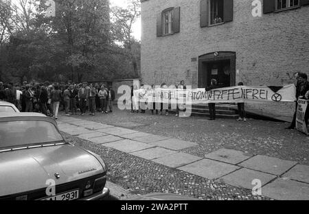 Oberstufenzentrum OSZ Handel während der Friedenswoche gegen den Nachrüstungsbeschluss und gegen die Stationierung von Pershing II und SS20, 20.10.1983, West-Berlin, Kreuzberg *** Centro superiore OSZ Handel durante la settimana di pace contro la decisione di riarmo e contro lo stazionamento di Pershing II e SS20, 20 10 1983, Berlino Ovest, Kreuzberg Foto Stock