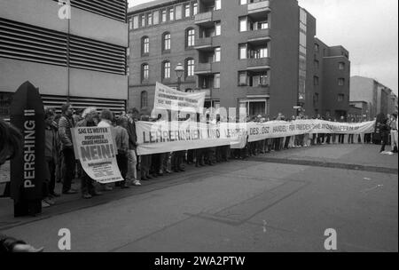 Oberstufenzentrum OSZ Handel während der Friedenswoche gegen den Nachrüstungsbeschluss und gegen die Stationierung von Pershing II und SS20, 20.10.1983, West-Berlin, Kreuzberg *** Centro superiore OSZ Handel durante la settimana di pace contro la decisione di riarmo e contro lo stazionamento di Pershing II e SS20, 20 10 1983, Berlino Ovest, Kreuzberg Foto Stock