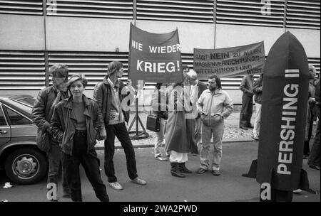 Oberstufenzentrum OSZ Handel während der Friedenswoche gegen den Nachrüstungsbeschluss und gegen die Stationierung von Pershing II und SS20, 20.10.1983, West-Berlin, Kreuzberg *** Centro superiore OSZ Handel durante la settimana di pace contro la decisione di riarmo e contro lo stazionamento di Pershing II e SS20, 20 10 1983, Berlino Ovest, Kreuzberg Foto Stock