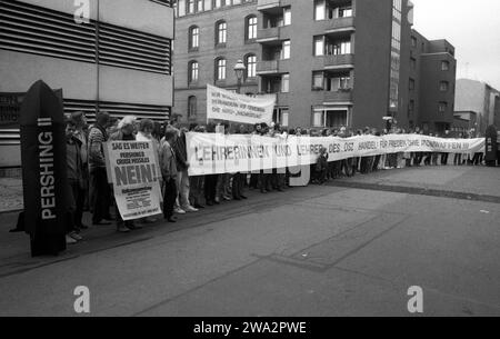 Oberstufenzentrum OSZ Handel während der Friedenswoche gegen den Nachrüstungsbeschluss und gegen die Stationierung von Pershing II und SS20, 20.10.1983, West-Berlin, Kreuzberg *** Centro superiore OSZ Handel durante la settimana di pace contro la decisione di riarmo e contro lo stazionamento di Pershing II e SS20, 20 10 1983, Berlino Ovest, Kreuzberg Foto Stock