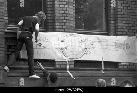 Oberstufenzentrum OSZ Handel während der Friedenswoche gegen den Nachrüstungsbeschluss und gegen die Stationierung von Pershing II und SS20, 20.10.1983, West-Berlin, Kreuzberg *** Centro superiore OSZ Handel durante la settimana di pace contro la decisione di riarmo e contro lo stazionamento di Pershing II e SS20, 20 10 1983, Berlino Ovest, Kreuzberg Foto Stock