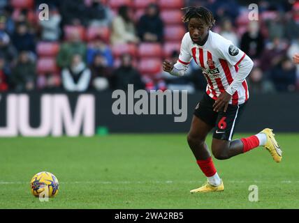 Sunderland lunedì 1 gennaio 2024. Timothée Pembele di Sunderland durante la partita del campionato Sky Bet tra Sunderland e Preston North End allo Stadium of Light, Sunderland lunedì 1 gennaio 2024. (Foto: Michael driver | mi News) crediti: MI News & Sport /Alamy Live News Foto Stock