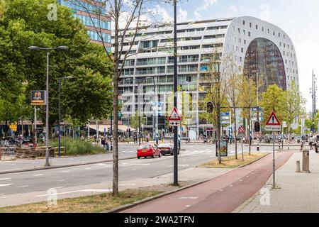 Moderno edificio residenziale e commerciale con mercato coperto nel centro di Rotterdam. Foto Stock