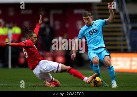 Tennai Watson del Charlton Athletic (a sinistra) e Cameron Brannagan dell'Oxford United si battono per il pallone durante la partita della Sky Bet League One a Valley, Londra. Data immagine: Lunedì 1 gennaio 2024. Foto Stock