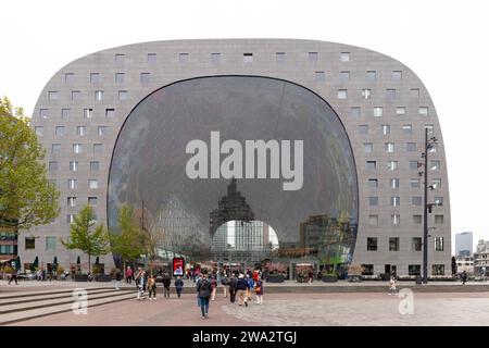 Moderno edificio residenziale e commerciale con mercato coperto nel centro di Rotterdam. Foto Stock