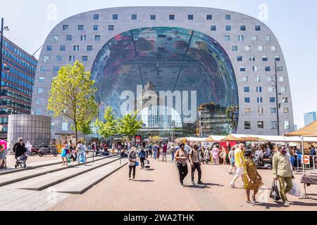 Moderno edificio residenziale e commerciale con mercato coperto nel centro di Rotterdam. Foto Stock