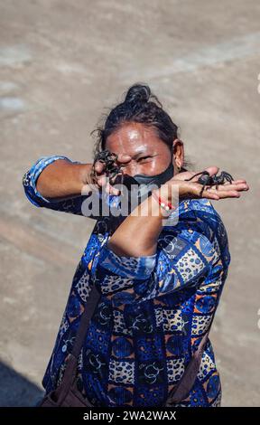 Donna locale che vende tarantole, per mangiare, al mercato di Skun, vicino a Phnom Penh, Cambogia Foto Stock