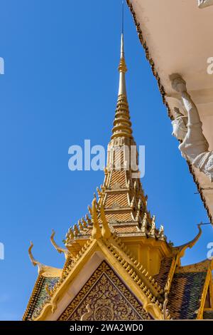 Dettaglio della guglia della sala del Trono del Palazzo reale a Phnom Penh, Cambogia Foto Stock